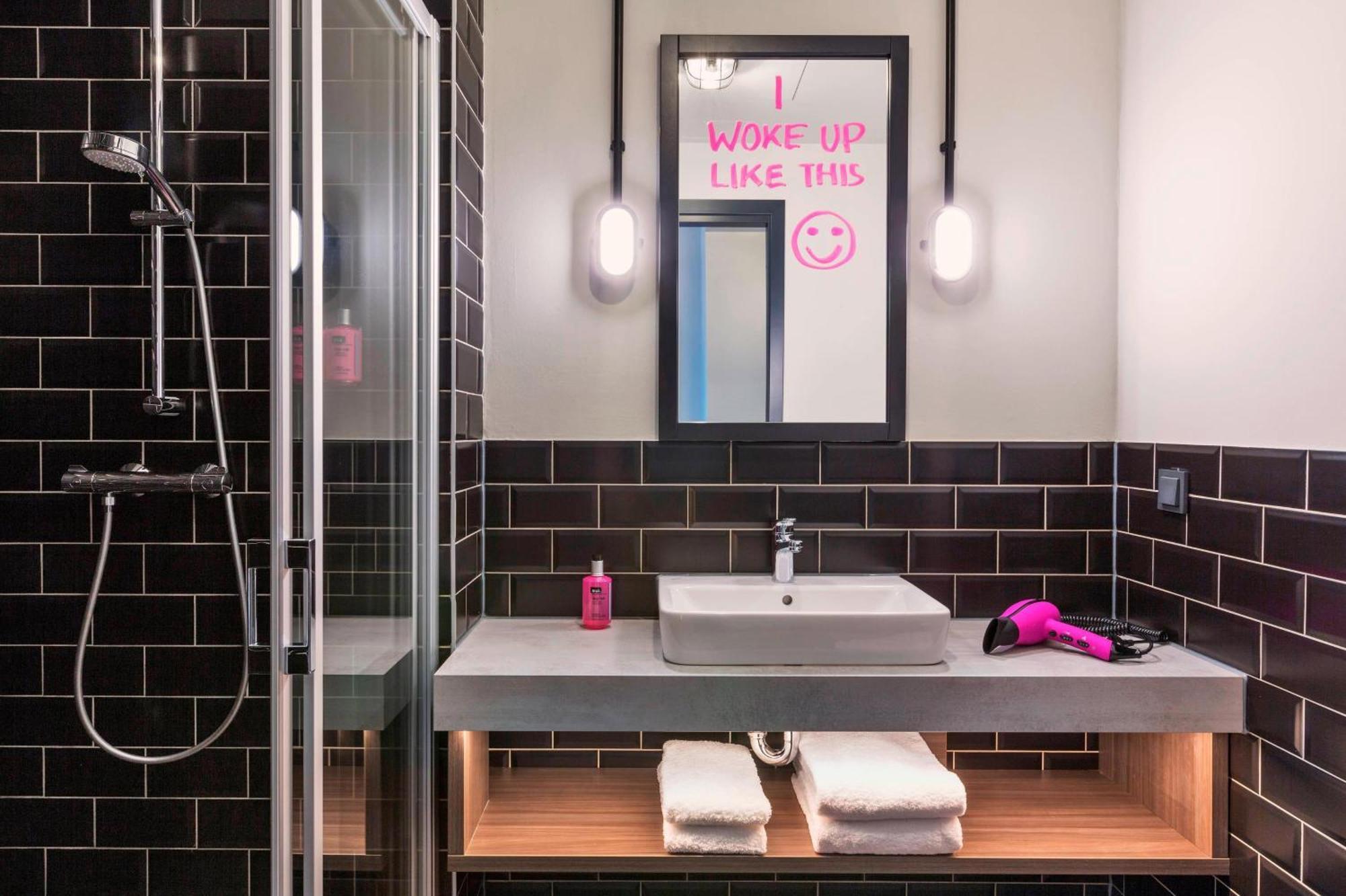 Hotel Moxy Duesseldorf South Extérieur photo